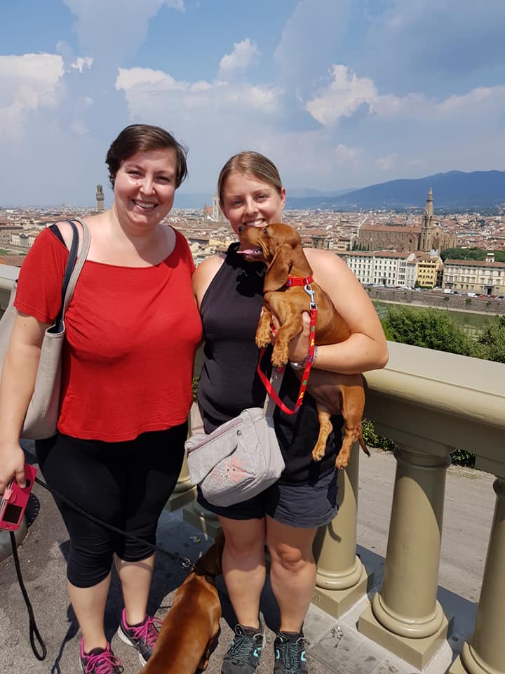 La bassottina con la nuova mamma a Firenze