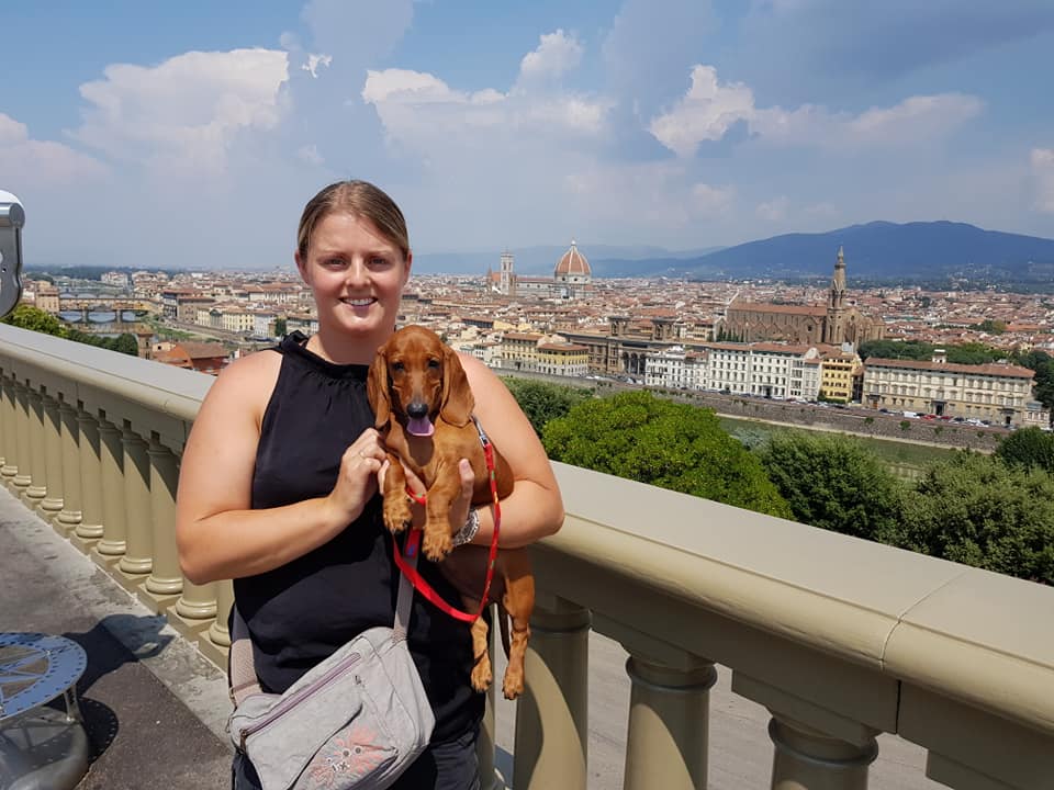 La bassottina con la nuova mamma francesce